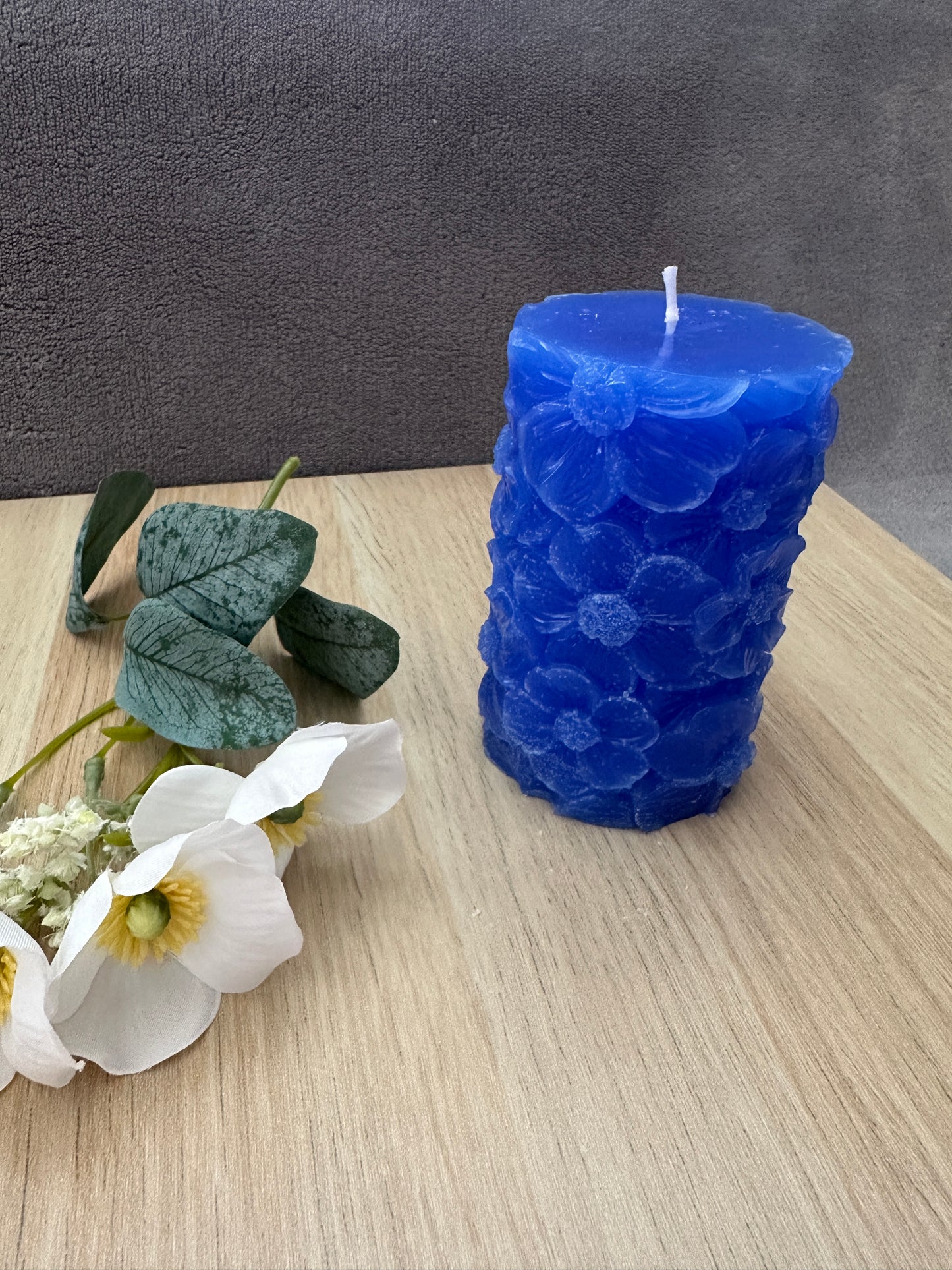 Cylinder candle with flowers