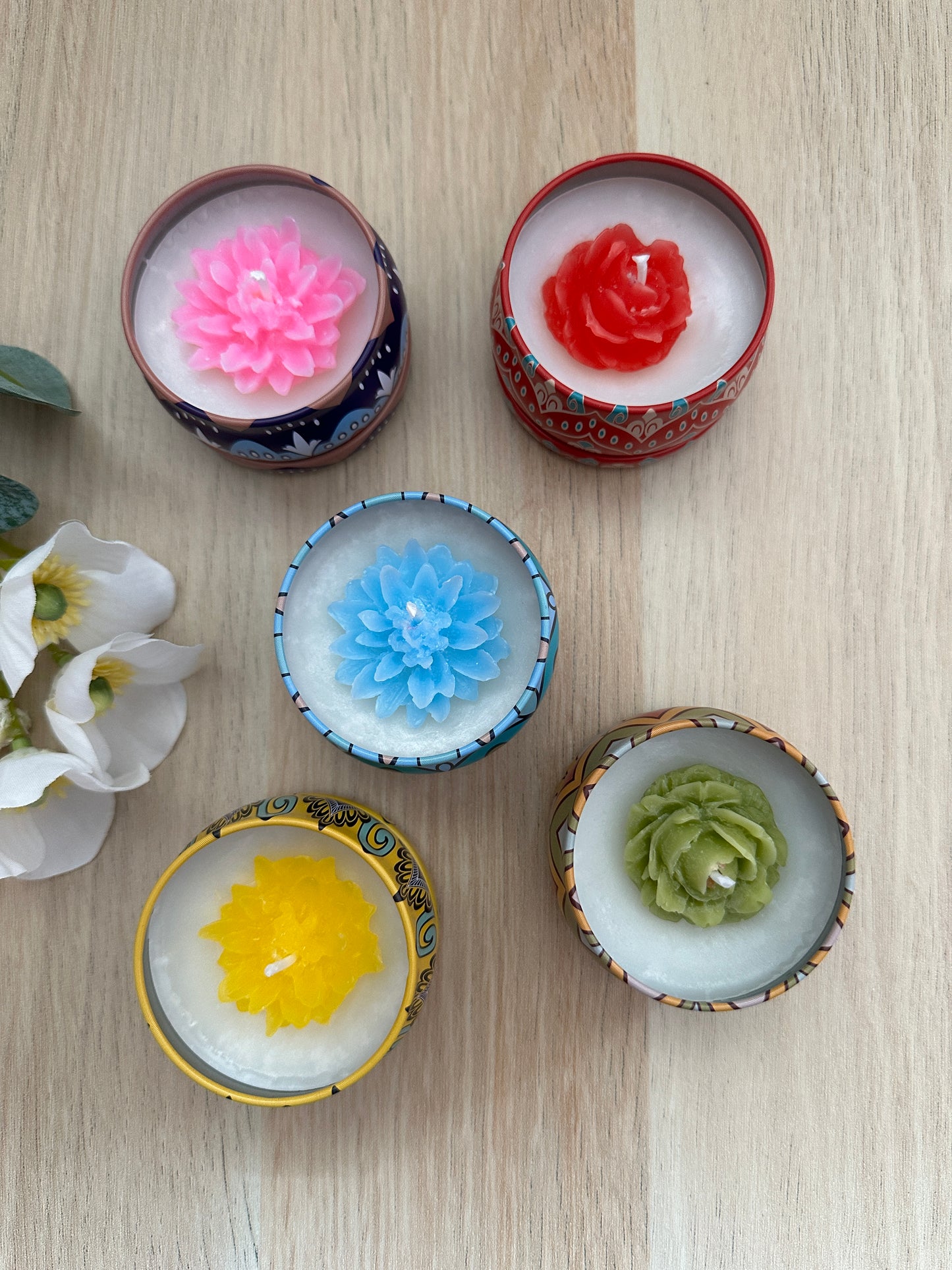 Container candles with flowers