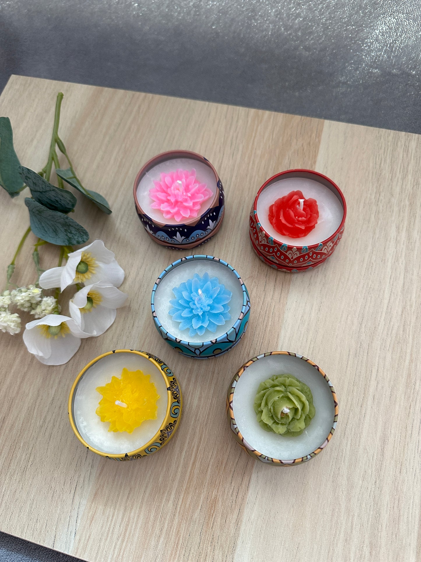 Container candles with flowers