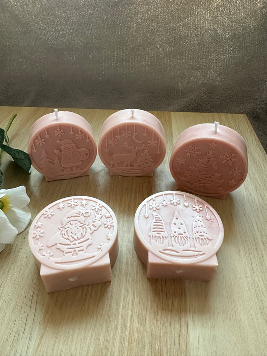 Round candles with Christmas motif