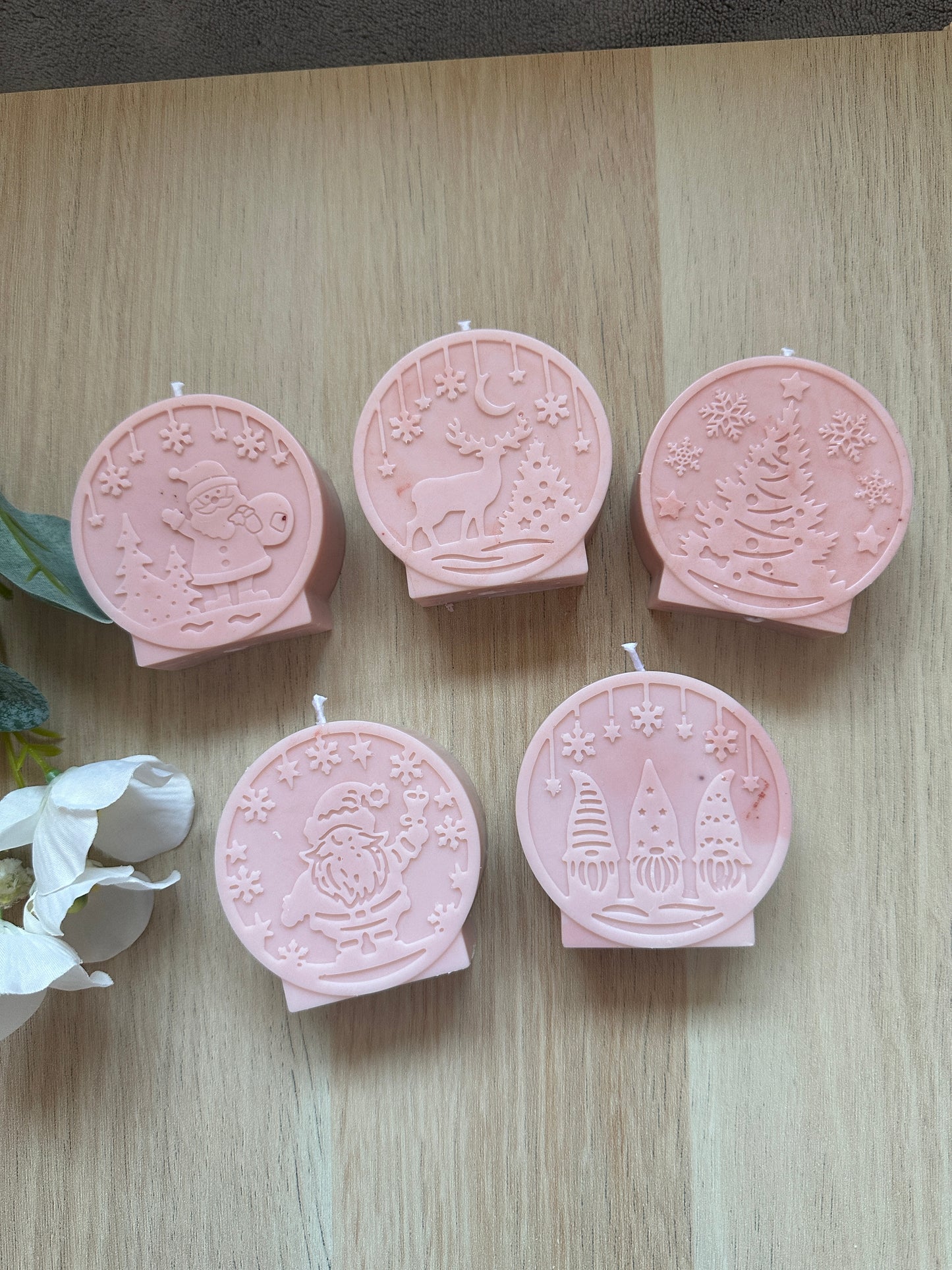 Round candles with Christmas motif