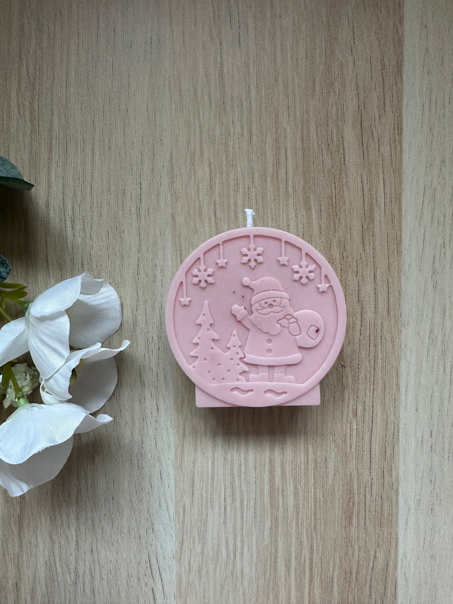 Round candles with Christmas motif