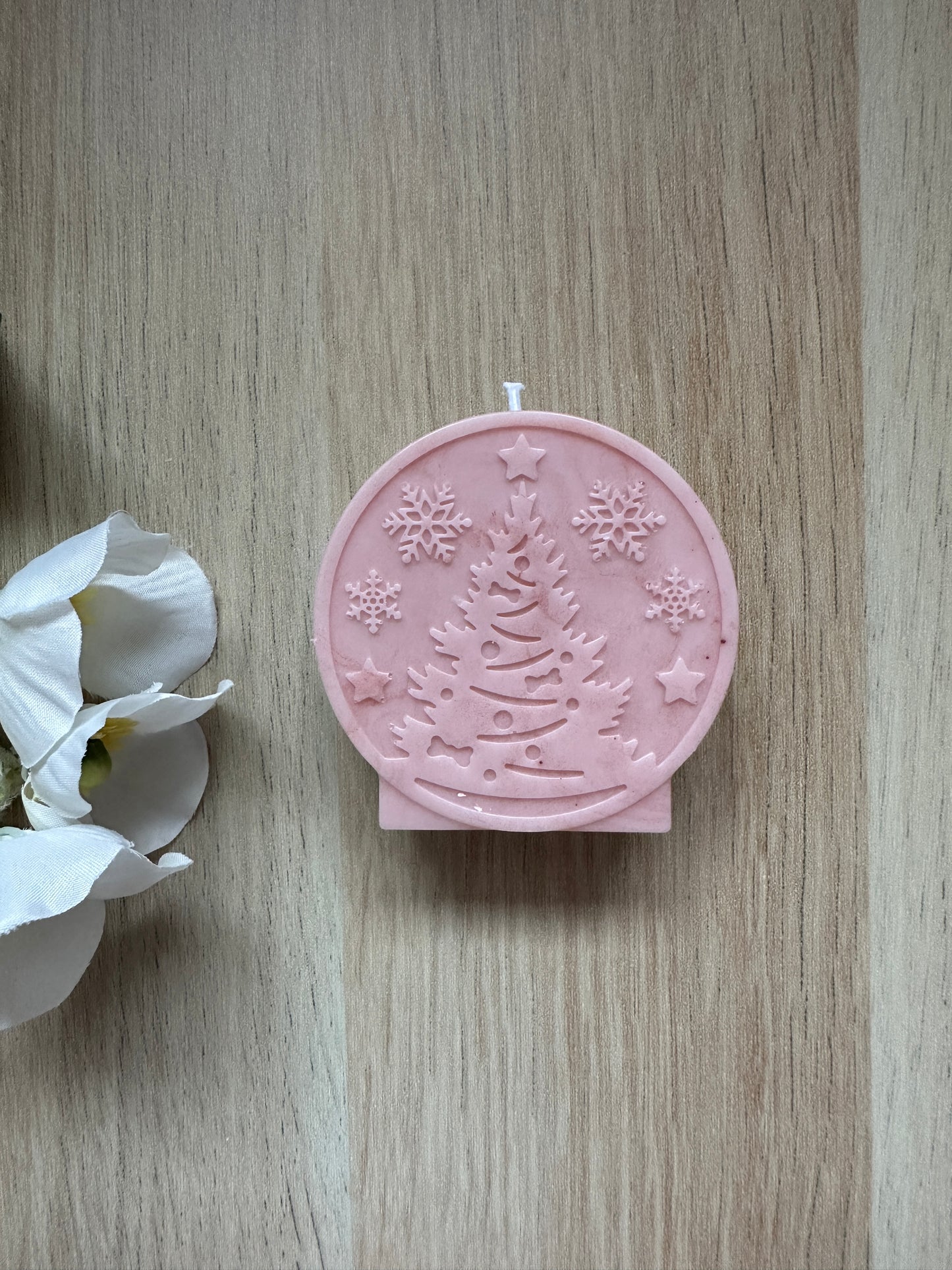 Round candles with Christmas motif