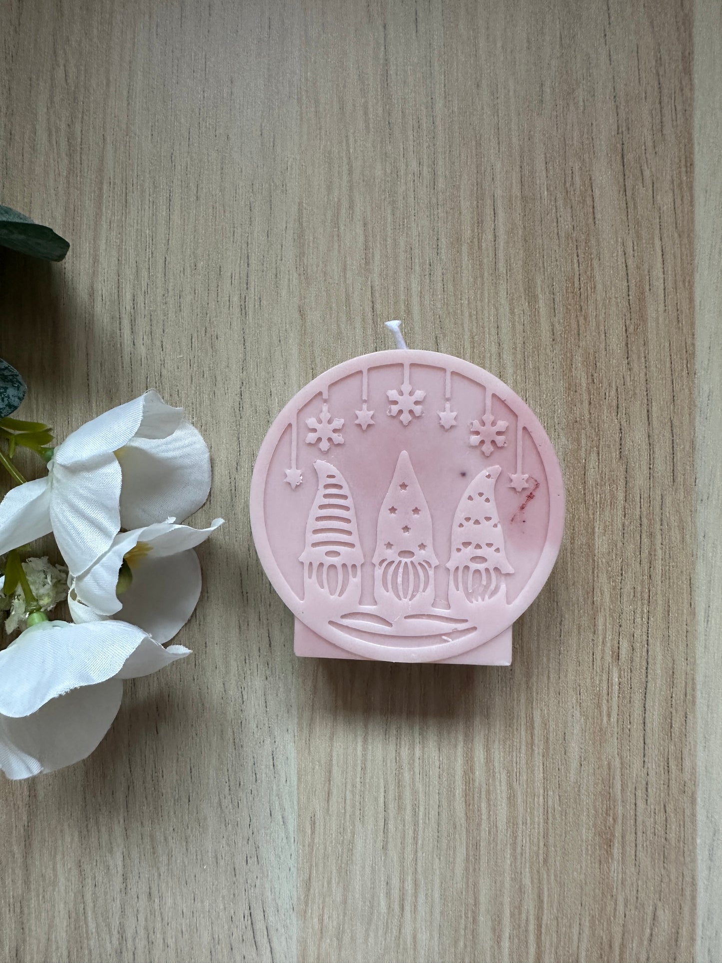 Round candles with Christmas motif